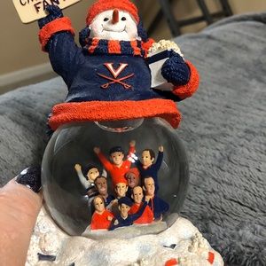 Snow globe. Virginia Cavalier snow globe